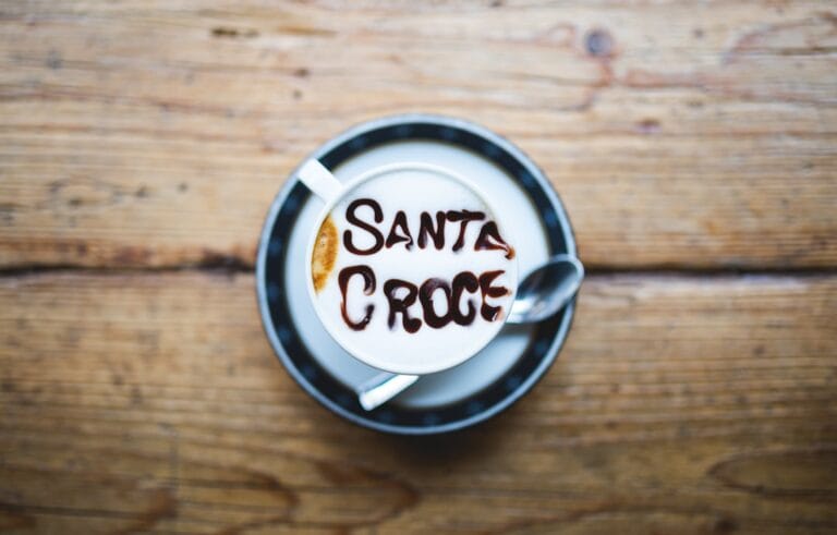 Photo Christmas-themed coffee cup